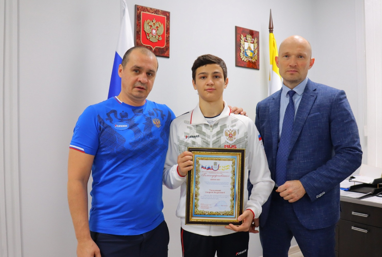 Юный ставропольский боксер получил благодарственное письмо от министра