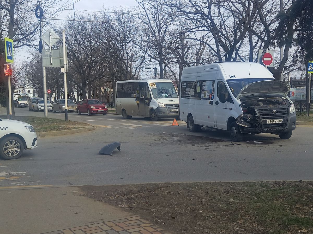 В Ставрополе маршрутка столкнулась с такси