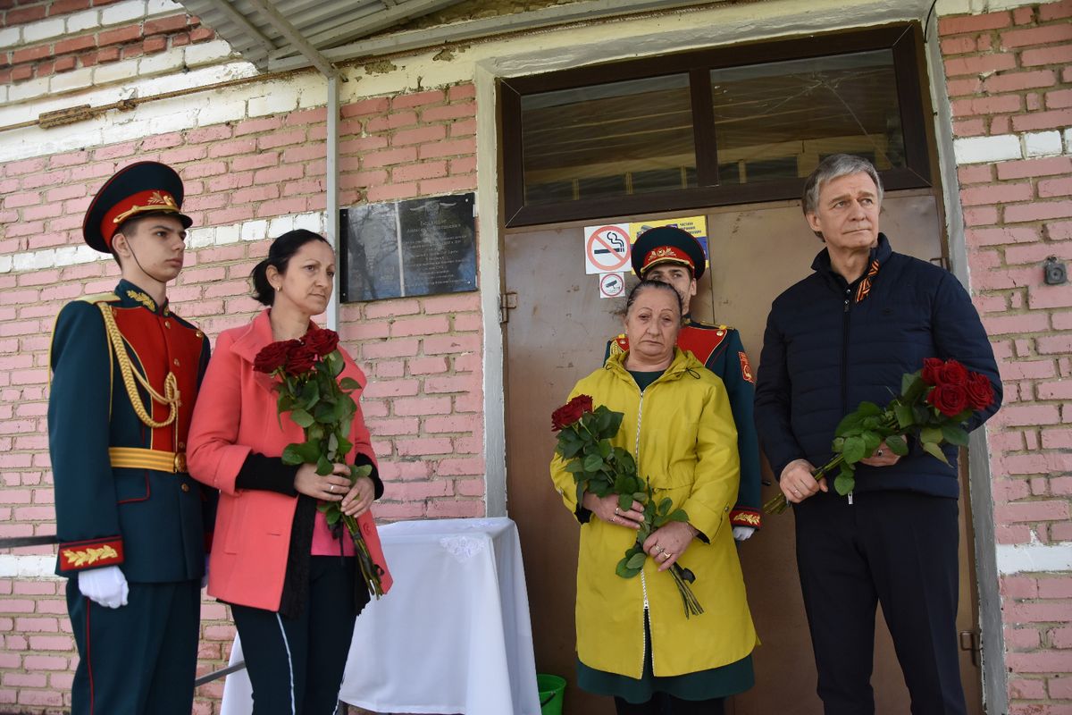 В Шпаковском округе открыли доску памяти героя СВО Александра Бедаидзе