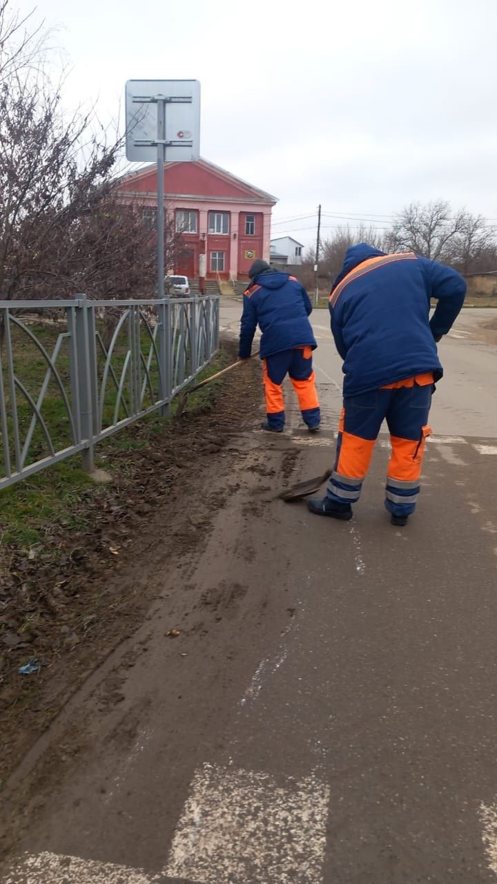 В Грачевском округе тепло позволяет дорожникам выполнять работы по благоустройству