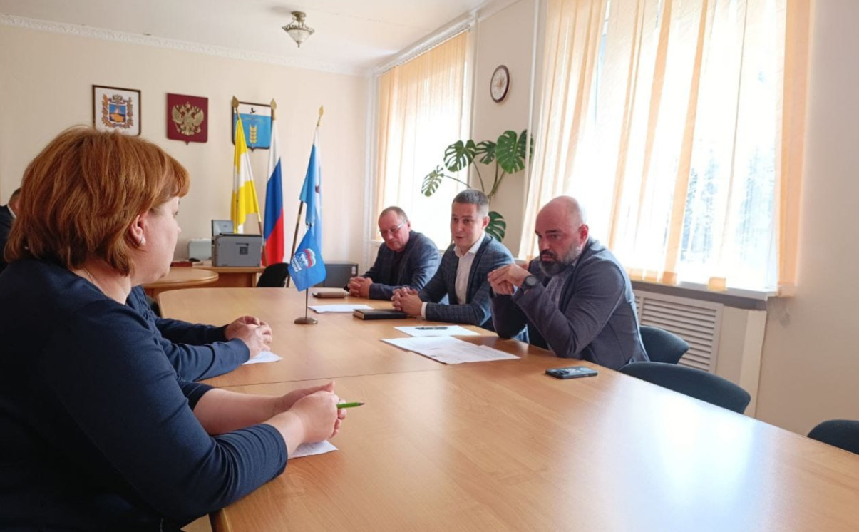 Депутат Егор Басович провел прием граждан в Грачевском округе