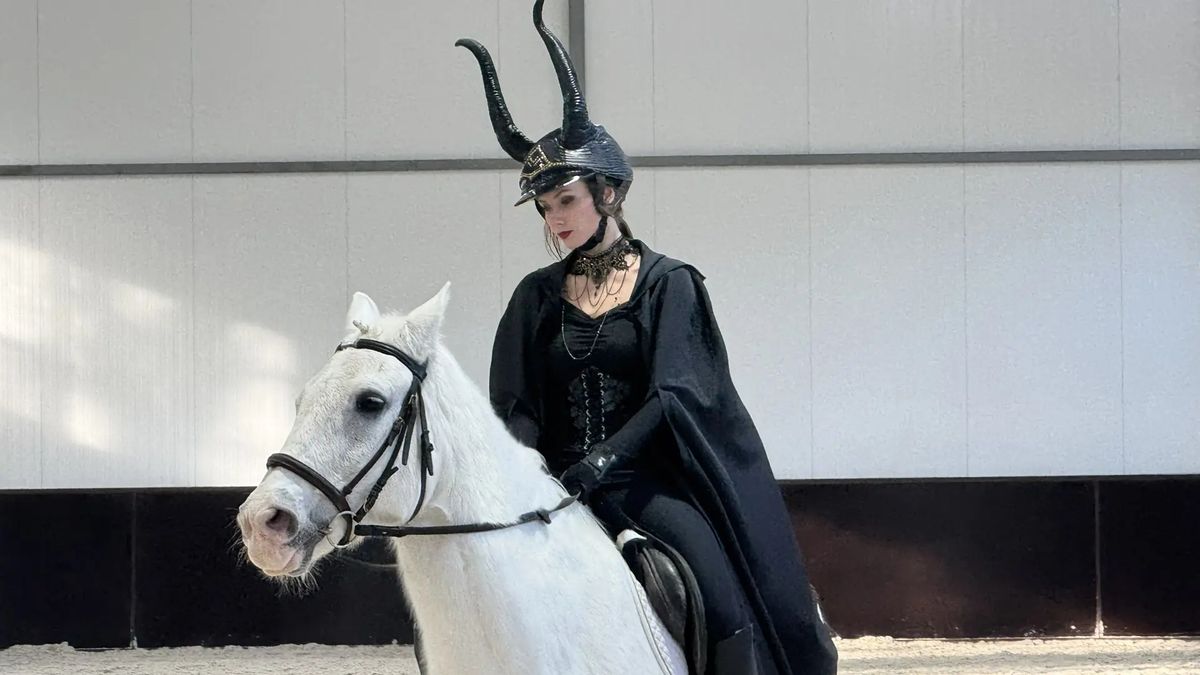 На конный манеж парка Победы Ставрополя вышли Малефисента, Вампир и Клеопатра