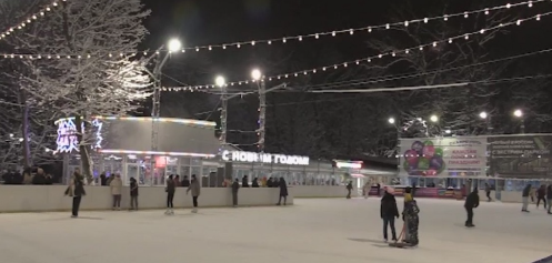 В Ставрополе каток парка Победы собрал горожан в новогоднюю ночь