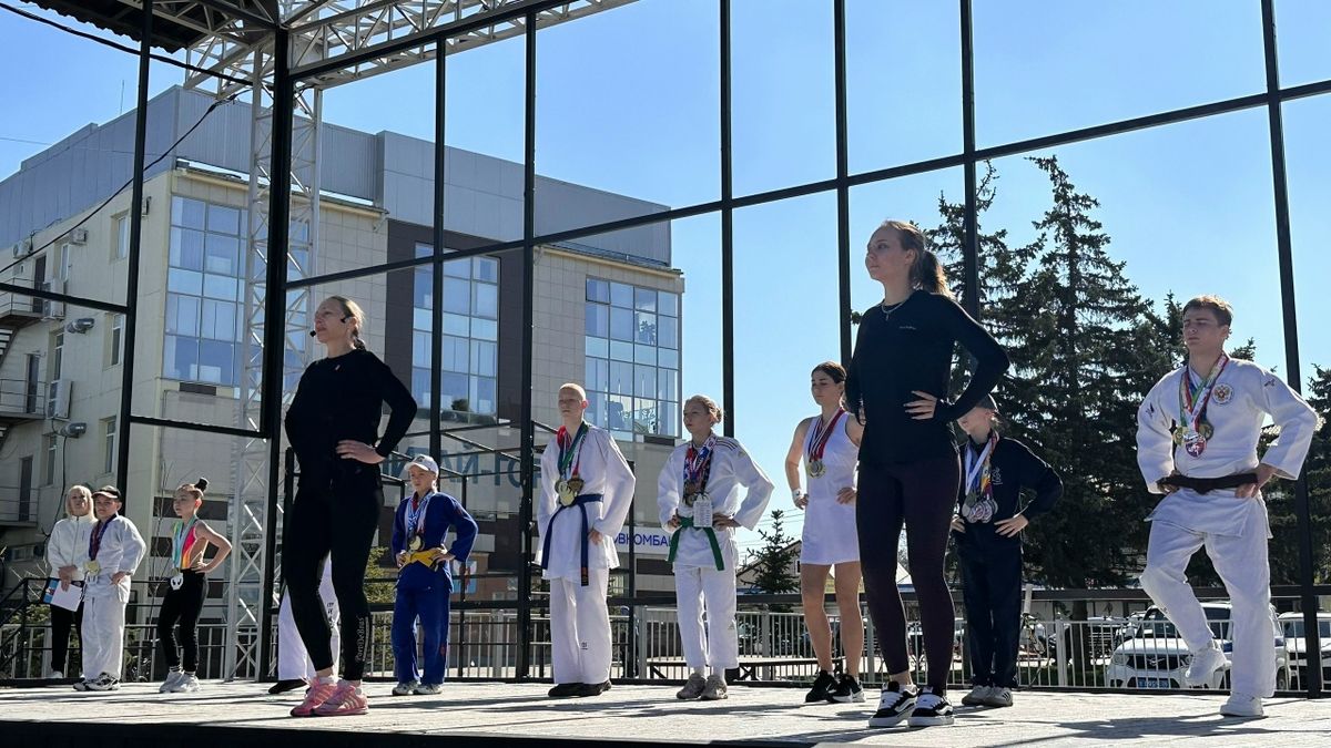 В Михайловске школьники сделали зарядку с чемпионами