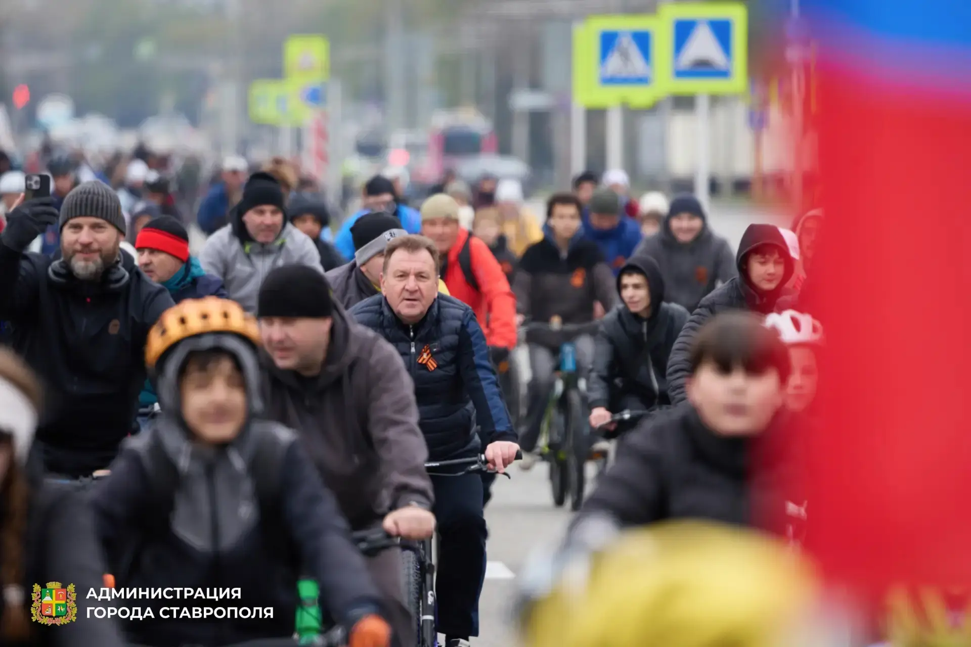 По улицам Ставрополя велосипедисты пронесли Знамя Победы