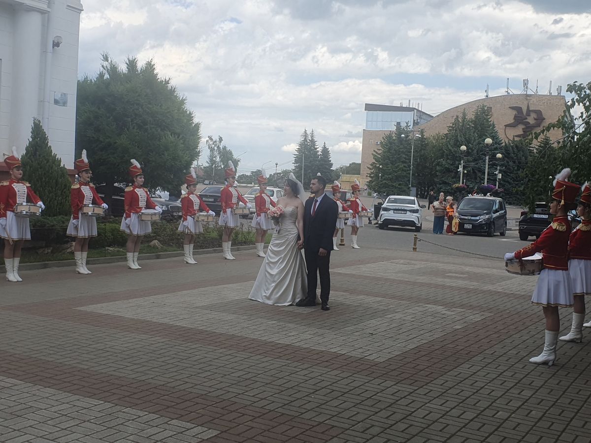 Молодожены Слисаренко открыли юбилейный летний свадебный сезон в Ставрополе