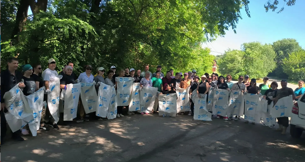 В Грачевке прошел субботник на площади Молодежной