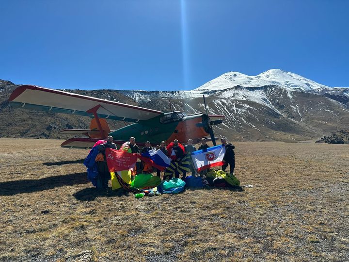 Представители Шпаковского округа приземлились с парашютами на северном склоне Эльбруса