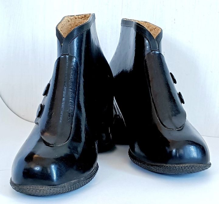 В Ставропольском музее-заповеднике рассказали историю резиновых галош на каблуке