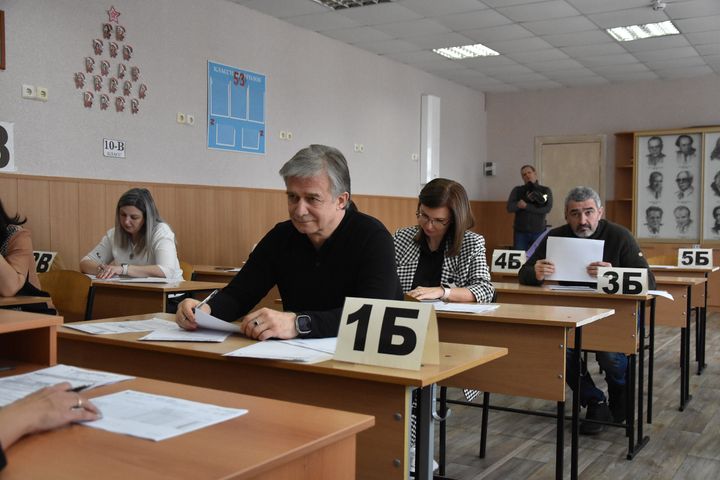 Глава Шпаковского округа Игорь Серов написал пробный ЕГЭ