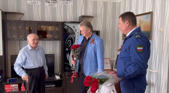 В Шпаковском муниципальном округе с грядущим Днем Победы поздравили участника ВОВ