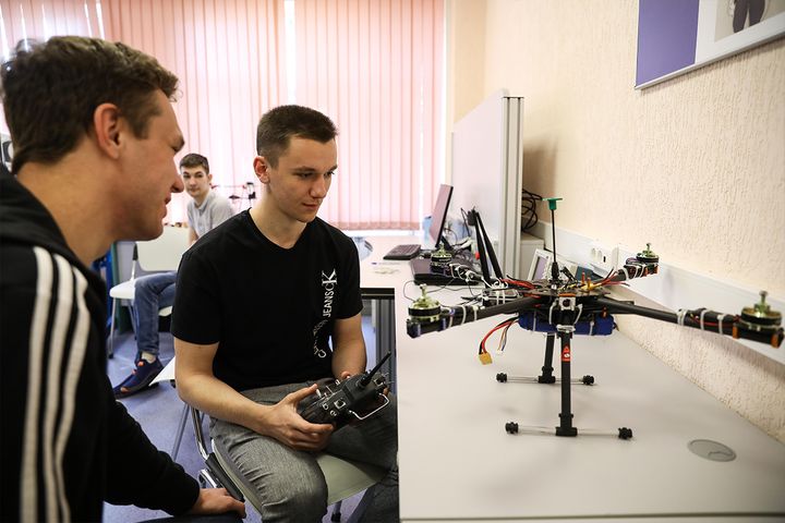 В СКФУ в мастерстве управления дронами состязались «пилоты будущего»