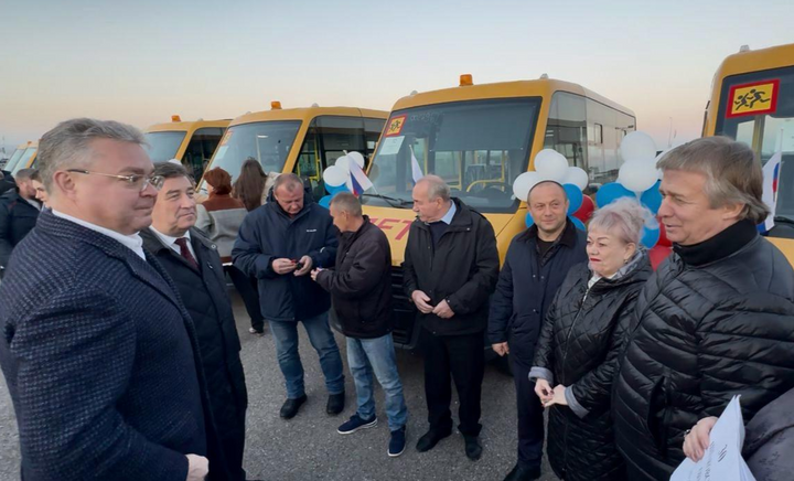 Губернатор Ставрополья вручил ключи от новых школьных автобусов представителям муниципалитетов