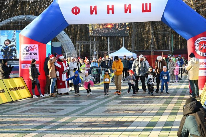 Деды Морозы, Снегурочки и Кошечки испытали себя на дистанциях в парке Победы Ставрополя