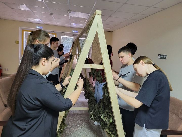 Школьники в Грачевском округе плетут для участников СВО маскировочные сети