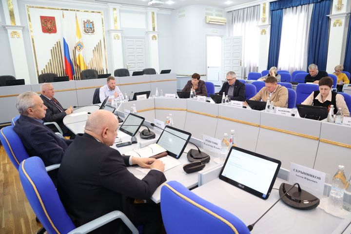 На Ставрополье депутаты предложили активнее поддерживать семьи, готовые взять детей
