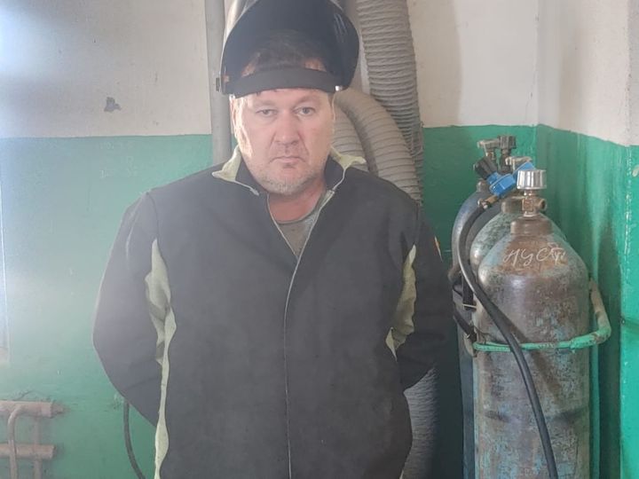 НА ПЕРЕДОВОЙ ВОДОСНАБЖЕНИЯ: ЭЛЕКТРОГАЗОСВАРЩИК ЭДУАРД РУДАКОВ