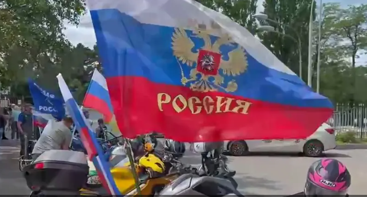 Более сотни мотоциклов с триколорами проехали по улицам Ставрополя в День России