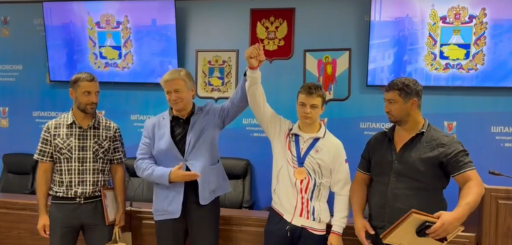 В Михайловске Игорь Серов поздравил бронзового призера чемпионата Европы по боксу
