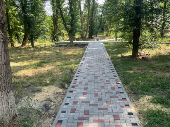 В Бешпагире продолжается благоустройство парковой зоны