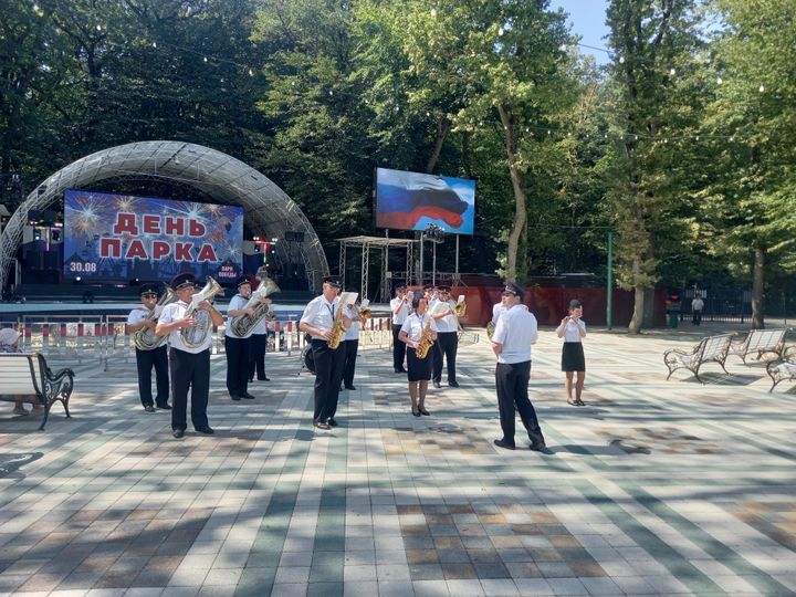 Духовой оркестр в парке Победы Ставрополе исполнил современные хиты