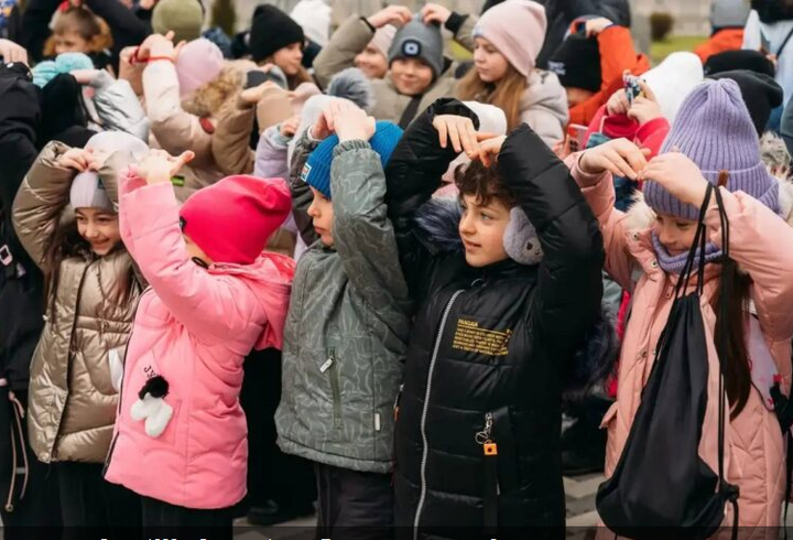 В Ставрополе праздничное настроение для горожан создал ярко украшенный грузовик