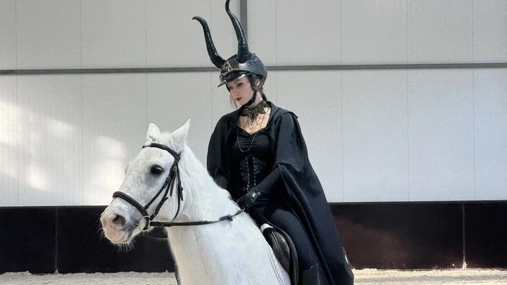 На конный манеж парка Победы Ставрополя вышли Малефисента, Вампир и Клеопатра