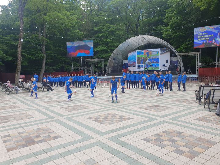 На дне рождения ставропольской полиции юные футболисты показали финты