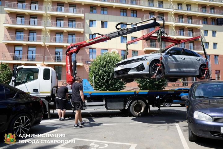 В Ставрополе продолжают системно бороться с незаконной парковкой на местах для инвалидов